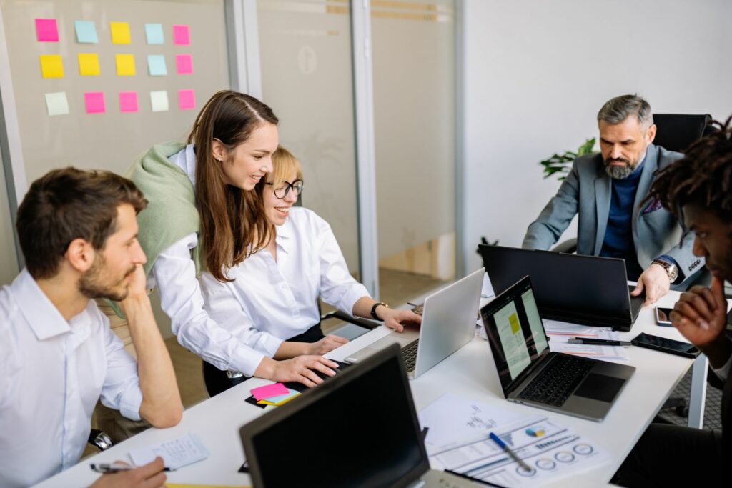 Équipe lors d'un team-building original et innovant avec activités collaboratives gamifiées et défis authentiques