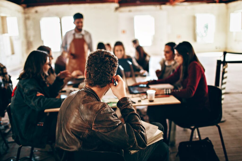 Activité team-building immersive à Paris avec débats collectifs et co-création