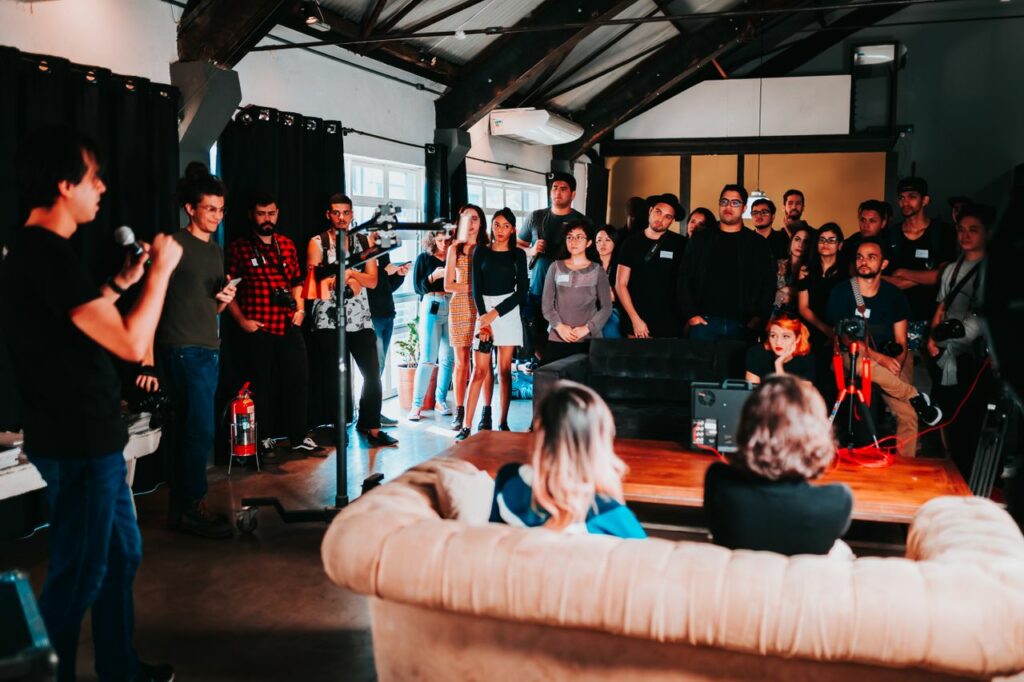 Collaborateurs creant du lien lors d une animation soiree d entreprise conviviale