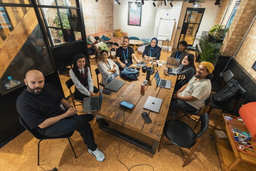 Équipe lors d'un séminaire d'entreprise avec ateliers participatifs et débats stratégiques