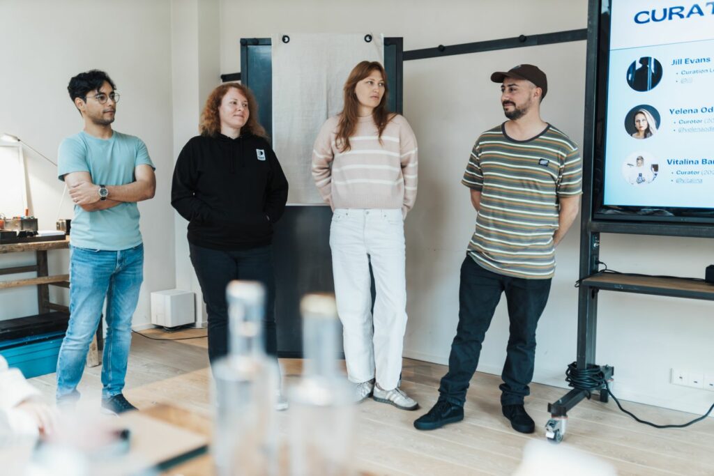 Équipe lors d'un séminaire d'entreprise avec débats collectifs et construction de vision partagée