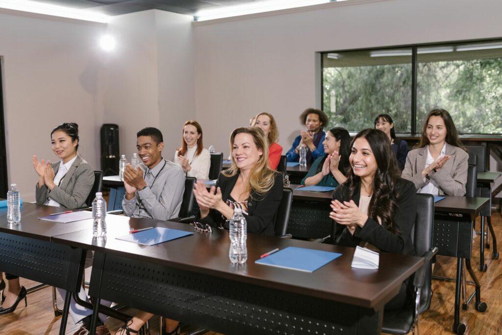 Équipe organisée en petit groupe lors d'un séminaire RSE avec débats et co-création
