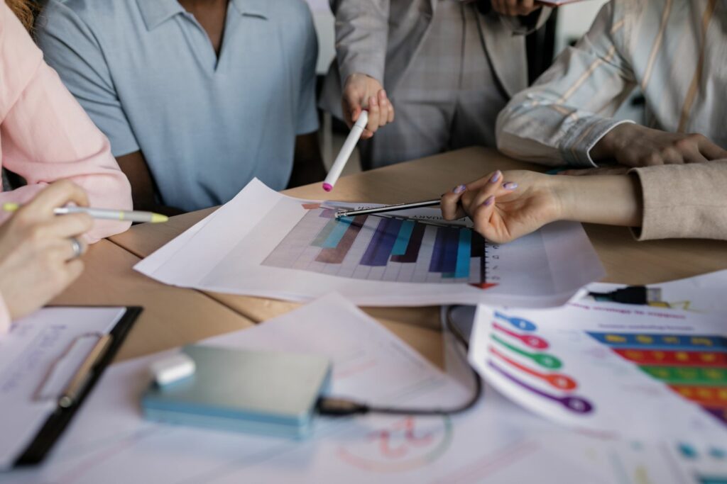 Équipe lors d'un séminaire d'entreprise original avec débats collectifs et ateliers créatifs