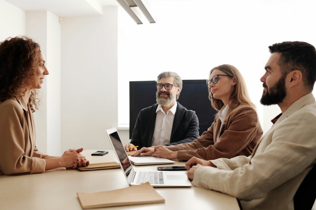 Débats immersifs en séminaire d'entreprise original engageant tout le collectif