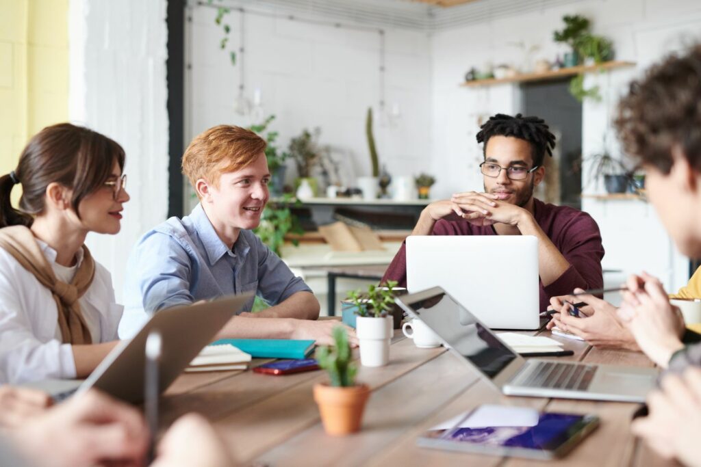 Équipe collaborant lors d'un team-building gamifié avec débats collectifs et co-création