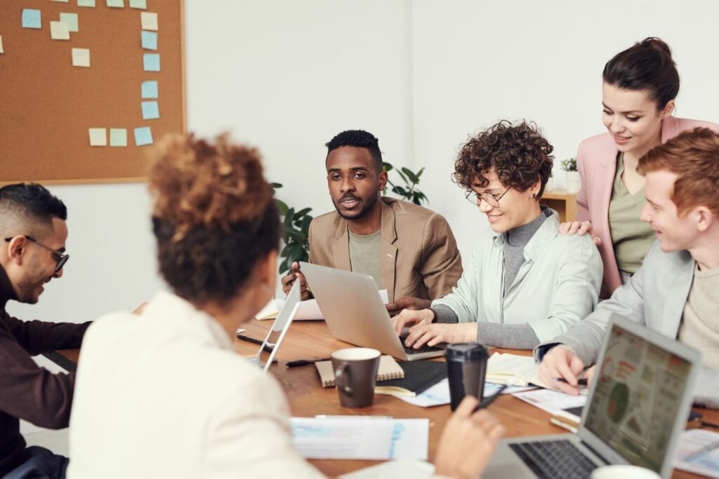 Équipe débattant enjeux écologiques lors d'un team-building gamifié avec défis ludiques
