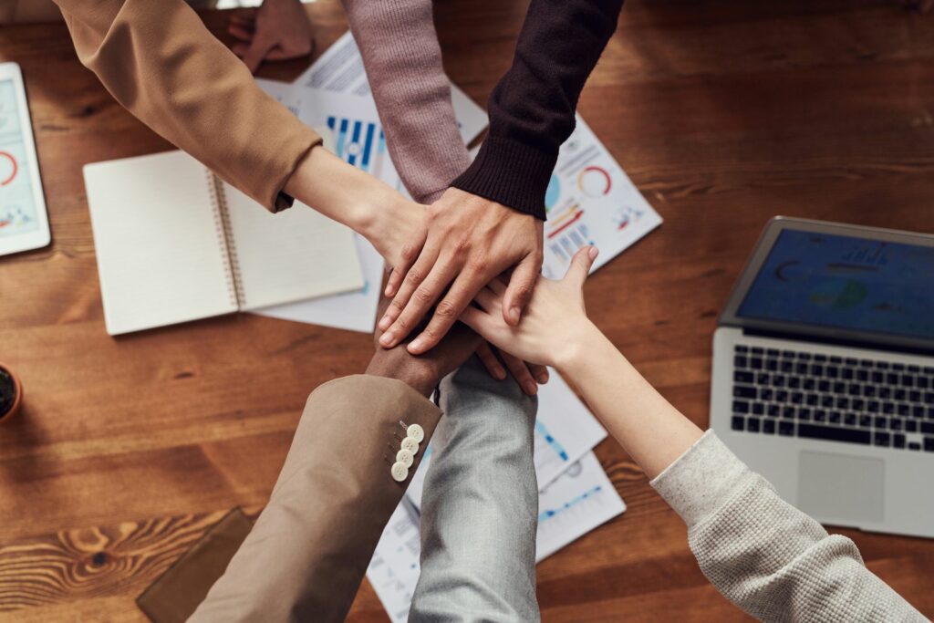 Team-building écologique créant des plans d'action environnementaux collectifs