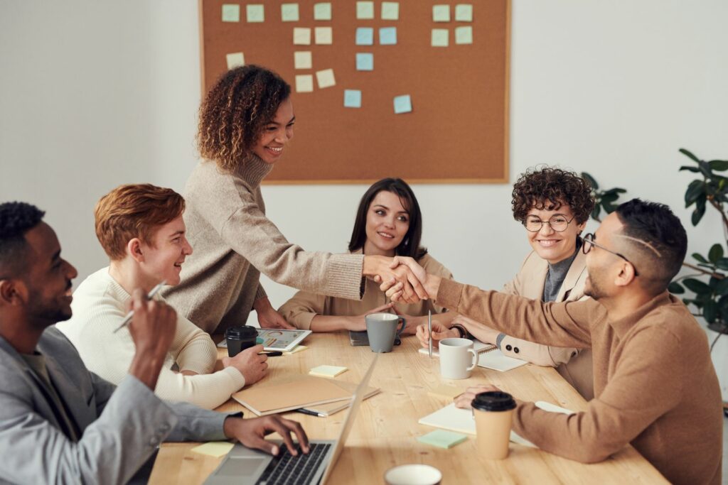 Team-building innovant où l'équipe apprend en agissant ensemble sur un défi collectif