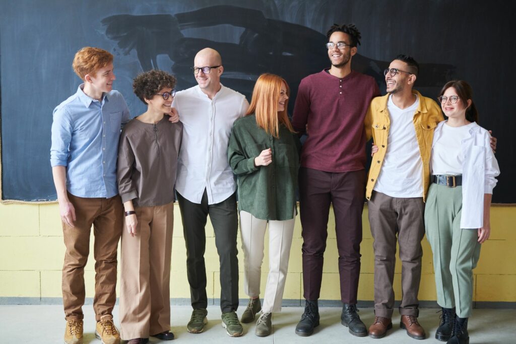 Équipe lors d'un team-building innovant avec débats collectifs et jeu sérieux gamifié