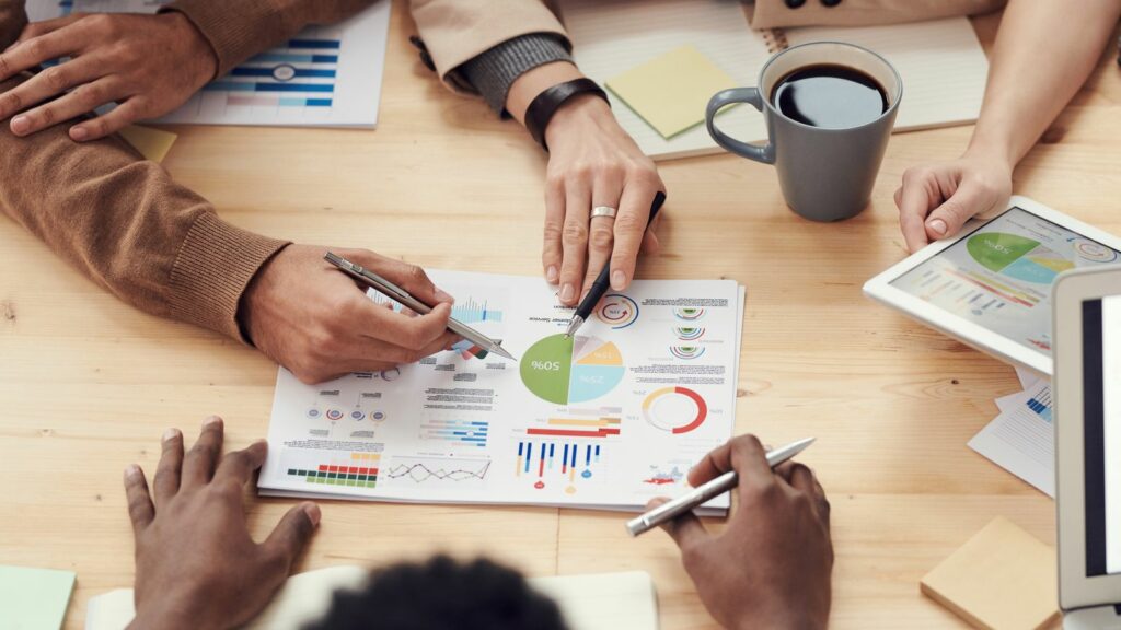 Équipe à Orléans collaborant lors d'un team-building gamifié avec débats collectifs