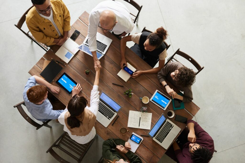Equipes diverses en co-creation lors d un team-building RSE Paris