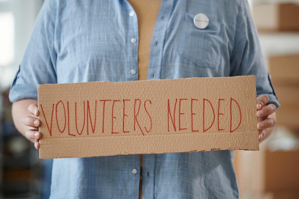 Collaborateurs en benevolat structure lors d un team-building solidaire