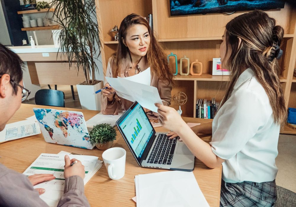 Atelier créatif lors d'une activité team-building à Paris pour renforcer la cohésion d'équipe