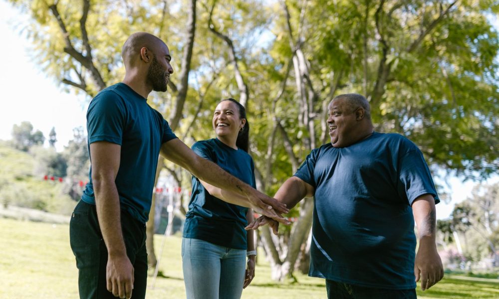 Jeux d'équipe en team-building créant du lien via un défi collaboratif