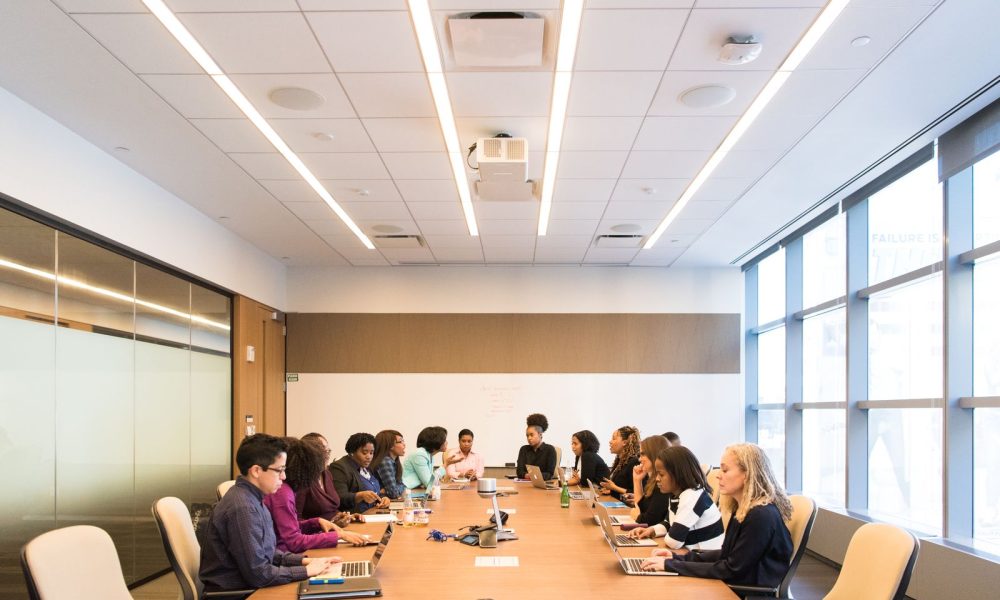 Équipe lors d'une journée team-building innovante avec ateliers collaboratifs et débats stratégiques