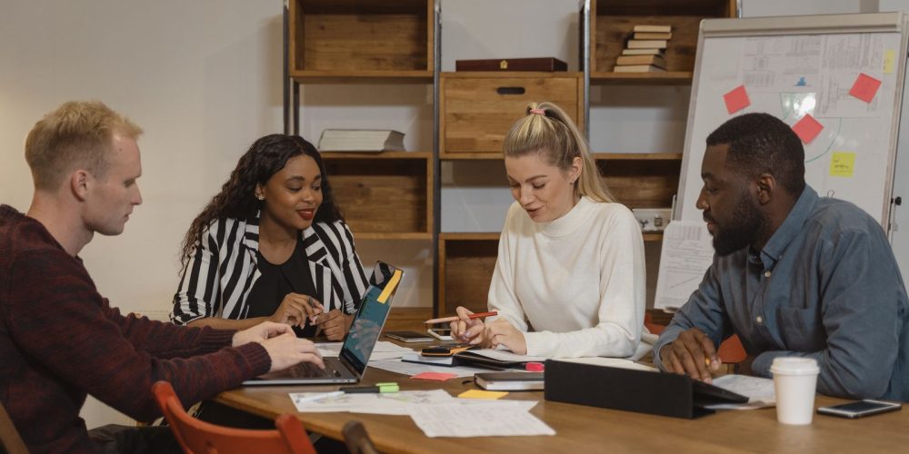 Équipe lors d'un séminaire de cohésion avec débats collectifs et ateliers participatifs