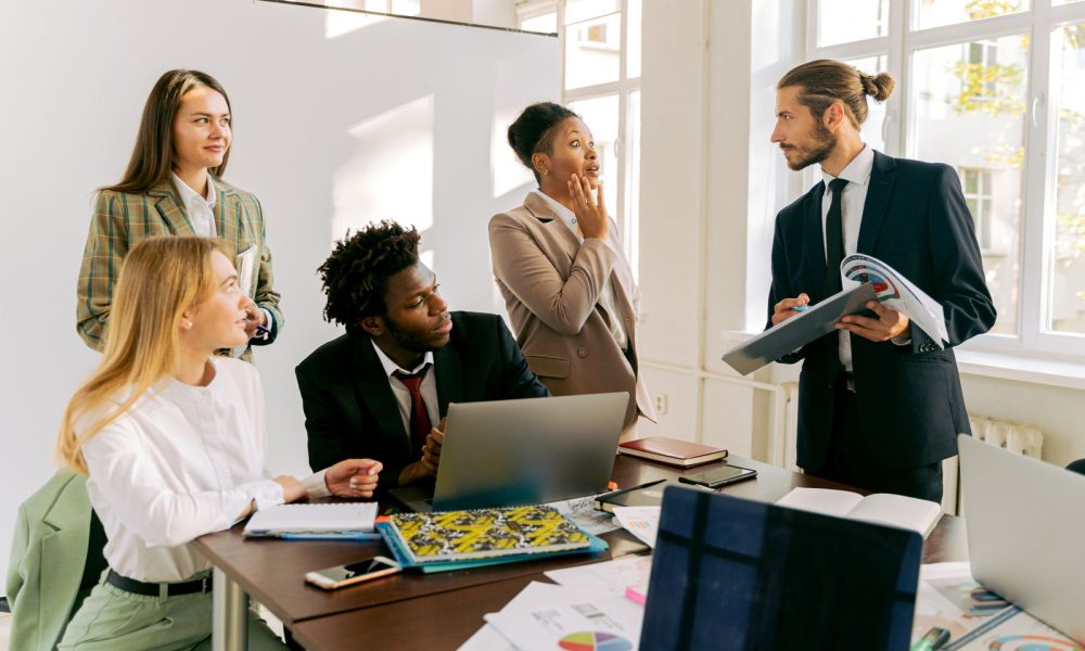 Équipe lors d'un séminaire de développement durable avec débats collectifs et plans d'action durables