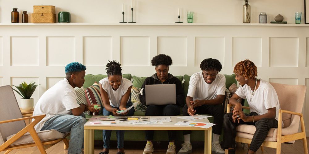 Équipe lors d'un séminaire team-building avec débats collectifs et construction de vision partagée
