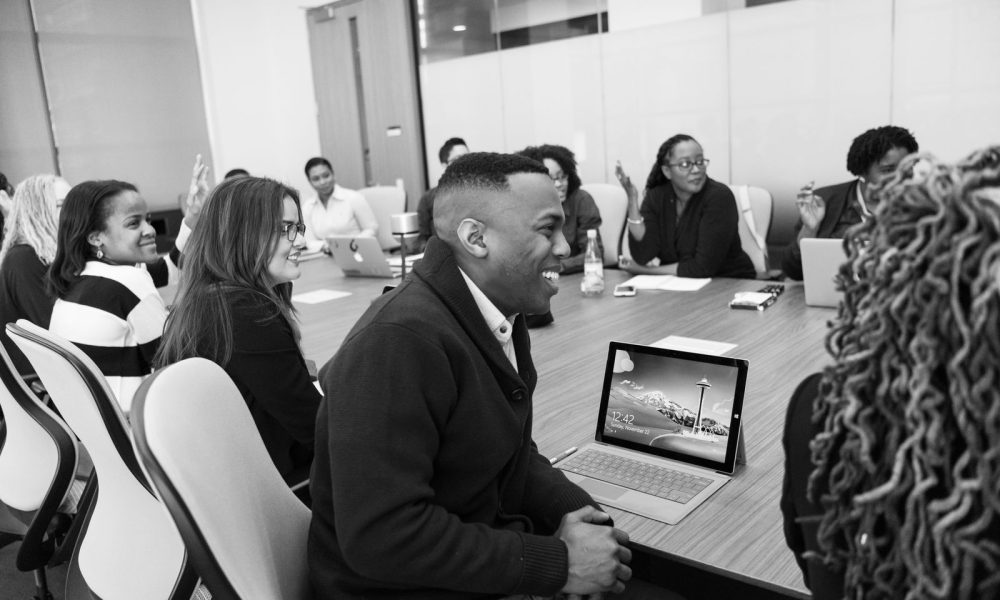 Équipe lors d'un team-building avec activités ludiques collaboratives et créatives