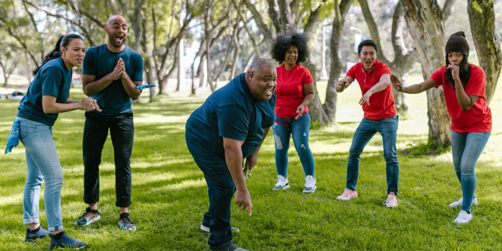 Équipe explorant Paris lors d'un team-building insolite avec débats collectifs et découverte