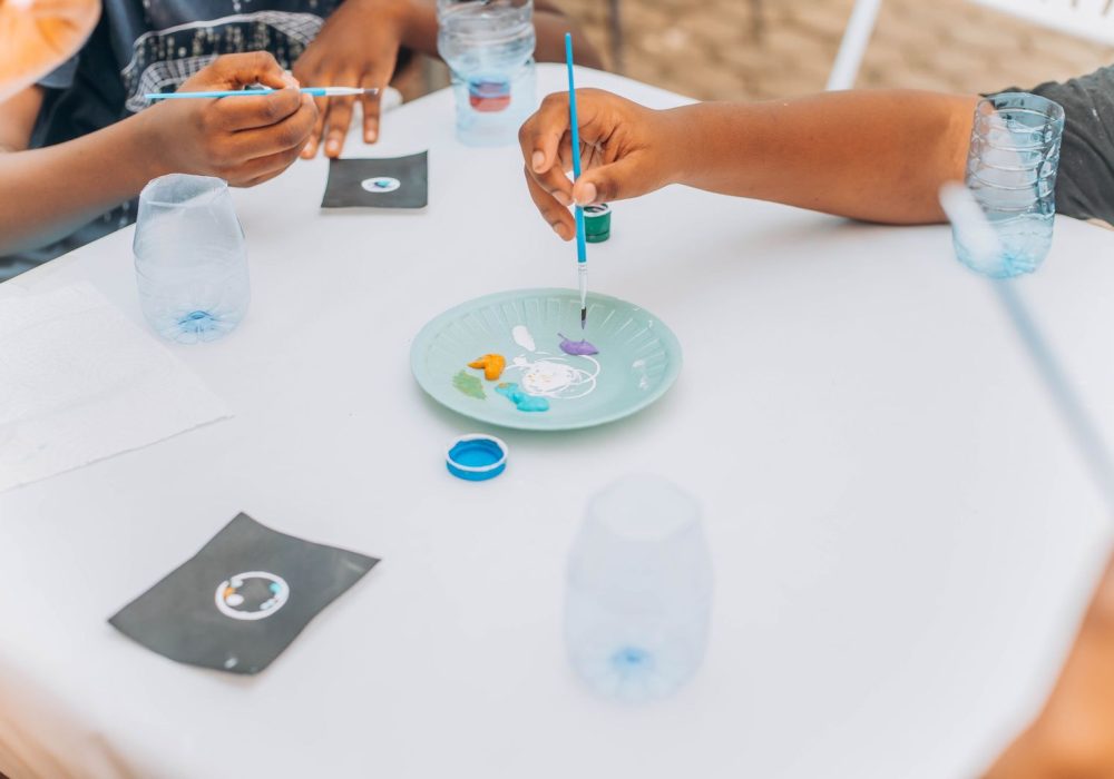 Équipe collaborant lors d'un team-building Paris original avec co-création artistique et débats authentiques