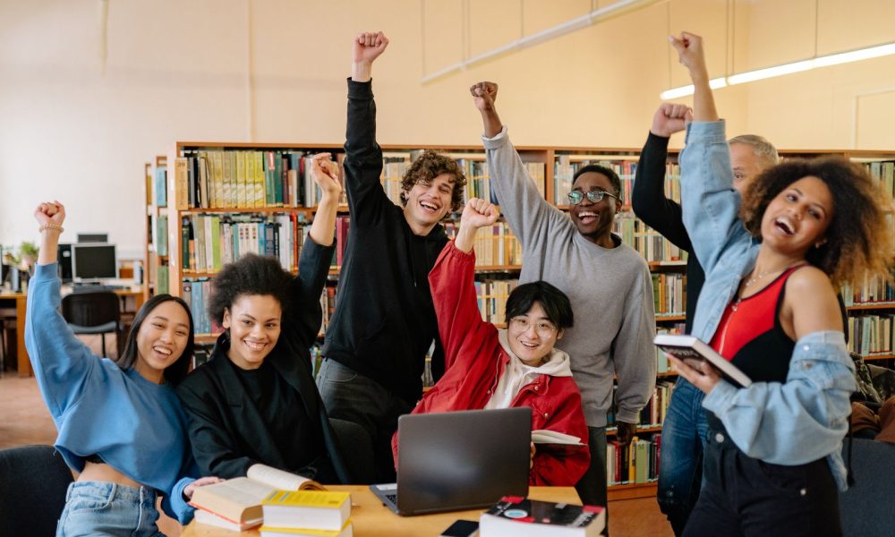 Équipe engagée lors d'un team-building RSE avec débats collectifs et co-création